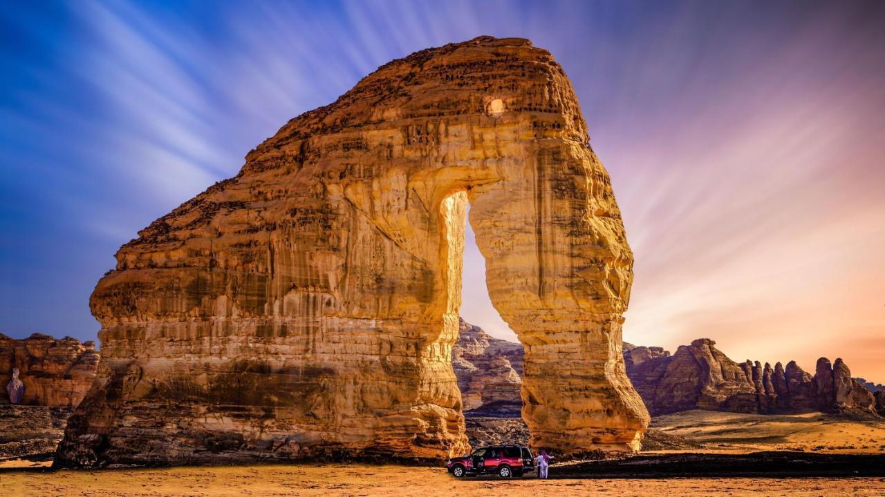 Intercontinental Dar Al Iman Madinah By Ihg Hotel Medina Exterior foto The photo depicts a striking rock formation, characterized by a large archway that has been sculpted by natural processes. The landscape around the formation features sandy terrain and rugged terrain, typical of desert environments. In the foreground
